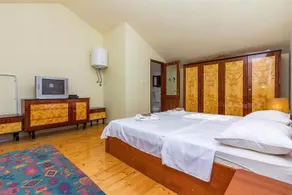 House AT - Image 3