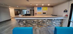 Days Inn by Wyndham Beaumont - Image 4