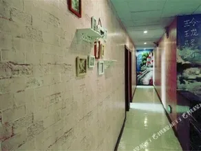 LINGLONG HOSTEL - Image 3
