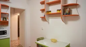 Chic Apartment Near City Center - Image 5