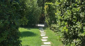 Romantic Seafront Studio - Dream Garden - Image 5