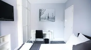 Honest Hospital House Apartment 1 - Image 5