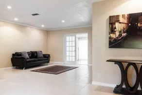 Tata's Hollywood Vacation Home - Image 4