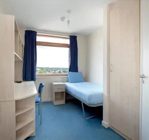 For Students Only - The Paragon - 6 Min Walk to Brentford Station with Direct Trains to London Waterloo - Near Kew Gardens and Boston Manor Piccadilly Line - Image 3