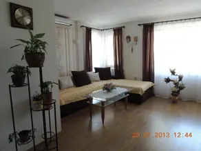 Holiday House - Image 5