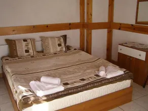 Hunting Lodge Guest House - Image 4