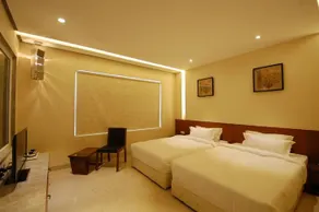 Oyo Premium Chappan Dukan Suites - Image 5