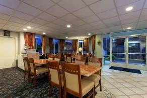 Ramada by Wyndham SeaTac Airport North - Image 2