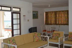 Four Aces Apartments - Image 5