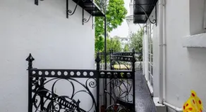 Beautiful Townhouse With 4 Poster Bed & Balcony - Image 4