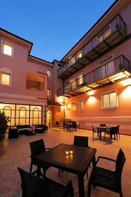 Hotel Mambo - Image 2