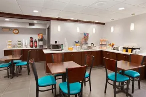 Days Inn & Suites by Wyndham Kinder - Image 4