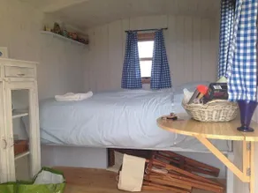 Snuggly Tin Shepherd Hut - Image 4