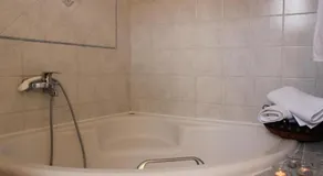 Pinehouse King Suite - Image 3