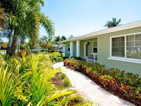 Gorgeous Periwinkle Cottage - Image 5