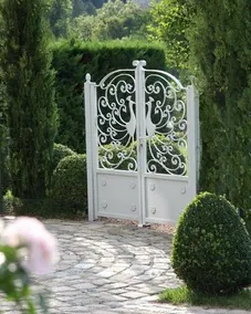 Manoir Montdidier Burgundy - Image 2