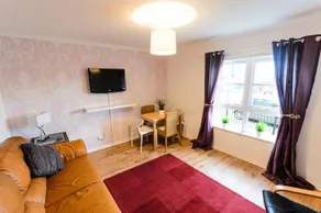 Annandale Street Quiet Central Family Apartment with Parking - Image 3