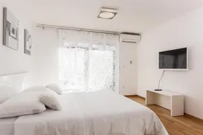 Luxury Apartment Gloss - Image 2