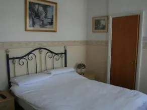 Collington Lodge Guest House - Image 2