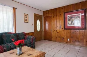 Cozy 3BD Wood House - Image 4