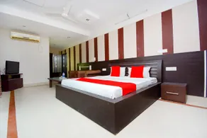 OYO 37129 Hotel Piccadily - Image 1
