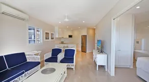 Coolum Baywatch Luxury Style Penthouse, Linen Included, WIFI, 500 Bond - Image 4