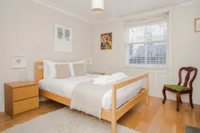 Stunning 3BR Home in Heart of Hackney - Image 1
