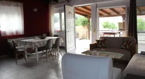 Cozy Backyard House - Image 2
