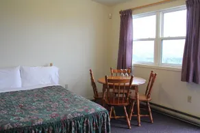 Burton's Sunset Oasis Motel - Image 3