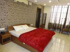 The Shradha Hotel - Image 2