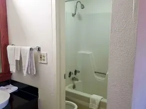 Americas Best Value Inn Marion - Image 4