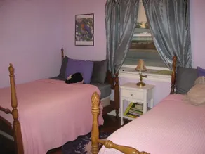 Goldfinger's Get Away Bed & Breakfast - Image 3