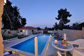 Monro Boutique Suites - Image 3