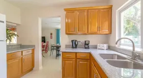 New 3-bed on Hip Strip, Beach access, Sleeps 8 - Image 2
