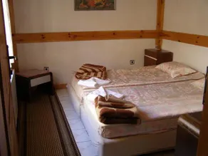 Hunting Lodge Guest House - Image 3