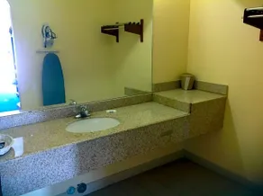 Hometowner Inn And Suites - Image 2