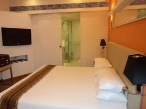 M HOTEL BENZ CIRCLE - Image 2