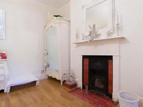 Veeve 2 Bed 1 Bath Flat Honeybourne Road West Hampstead - Image 5