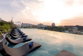 Oakwood Hotel Journeyhub Phuket - Image 2