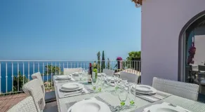 Villa avec piscine privée, terrasse et jardin - Image 2