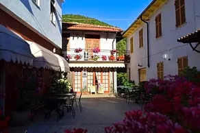 Albergo Ristorante Bar Cacciatori - Image 1