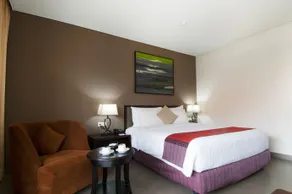 100 Sunset 2 Hotel - Image 3
