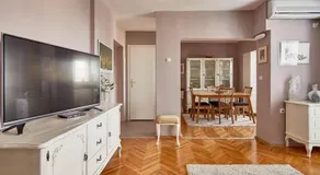 Spacious modern apartment in peaceful neighborhood - Image 2