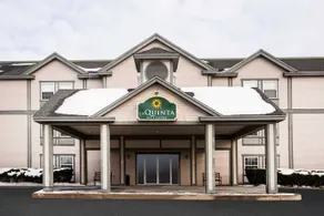 La Quinta Inn & Suites by Wyndham St. Albans - Image 2