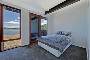 Hobart Waterfront Luxury Retreat - Image 4