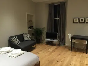 Stylish Studio on The Royal Mile - Image 4