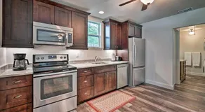 Modern Bungalow w/ Gas Bbq, Short Walk to Downtown - Image 2