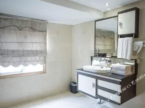 Jinjiang Garden Hotel - Image 2