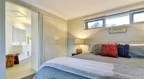 Lakeview Luxury Retreat - Image 3