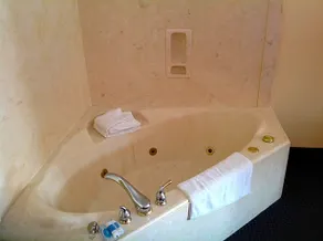 Hometowner Inn And Suites - Image 4